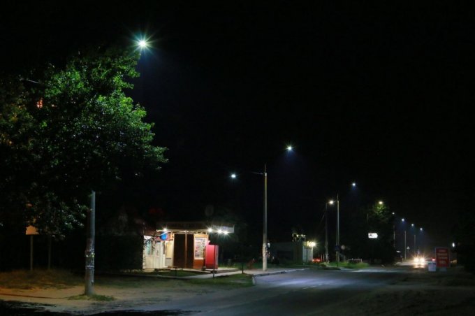 На жилпоселке в Олешках становится значительно светлее (фото)