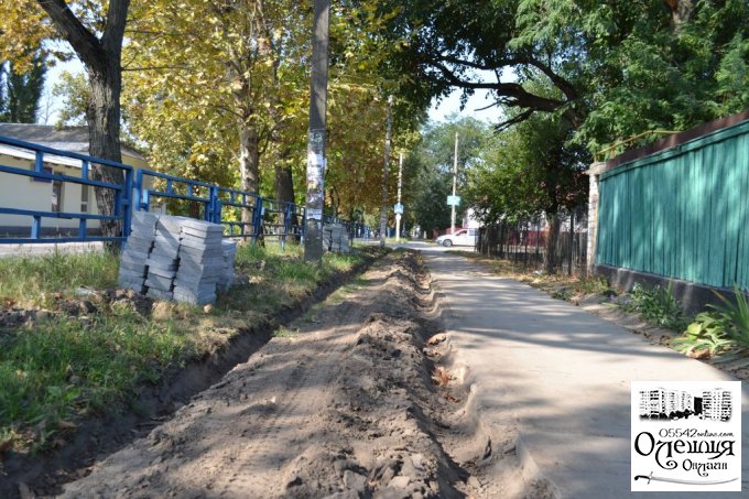 В Олешках розпочато капітальний ремонт тротуарної доріжки (фото)