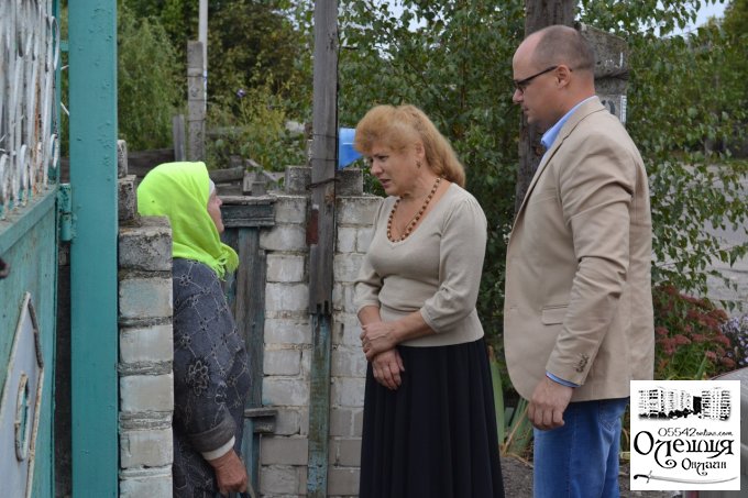Депутати міської ради в Олешках відвідали людей поважного віку
