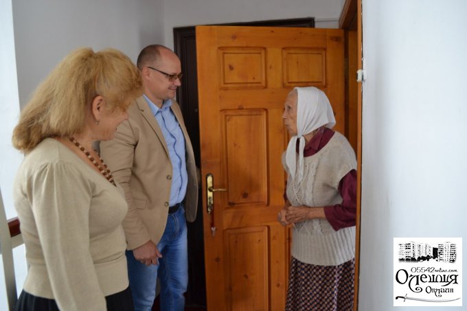 Депутати міської ради в Олешках відвідали людей поважного віку