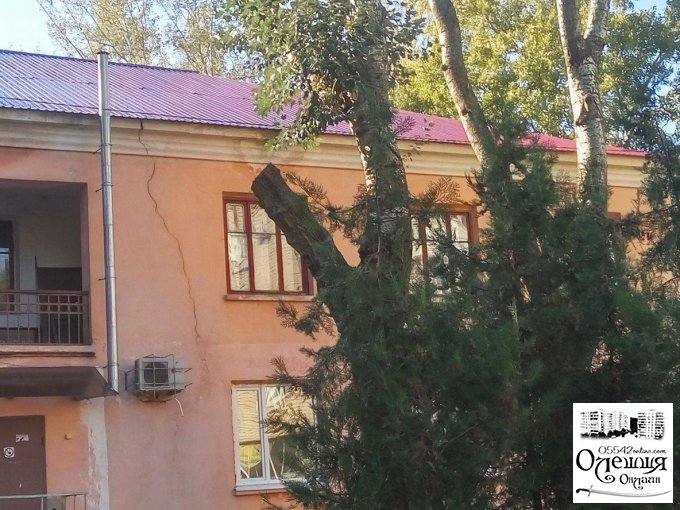 В Олешках завершено капітальний ремонт покрівлі нежитлового будинку на житлоселищі