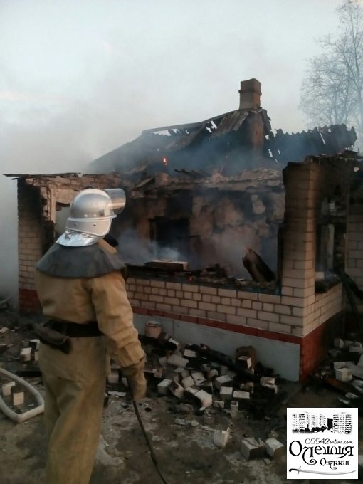 В Олешківському районі рятувальники ліквідували пожежу в літній