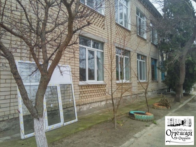 У дитячому садочку в Олешках встановлюють пластикові вікна