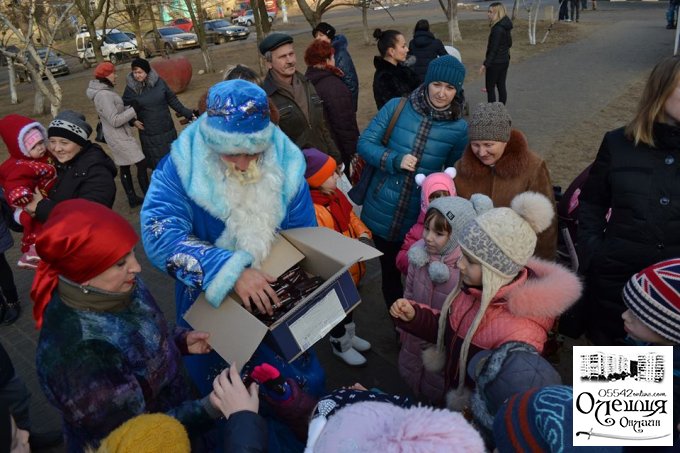 В Олешках відкрили новорічну ялинку
