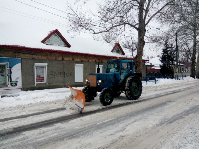 В Олешках тривають роботи з розчищення від снігу вулиць міста (фото)