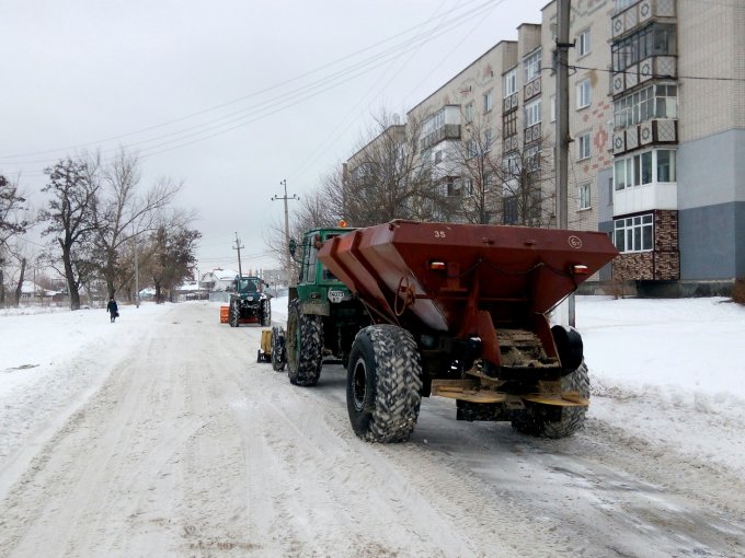В Олешках тривають роботи з розчищення від снігу вулиць міста (фото)
