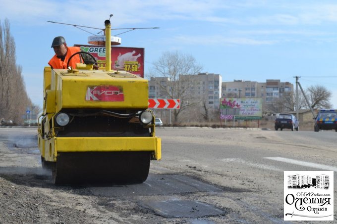 В Олешках активно ремонтують дороги