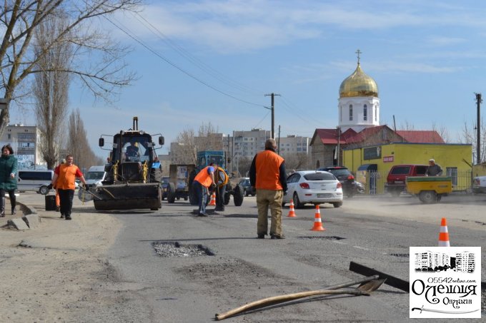 В Олешках активно ремонтують дороги
