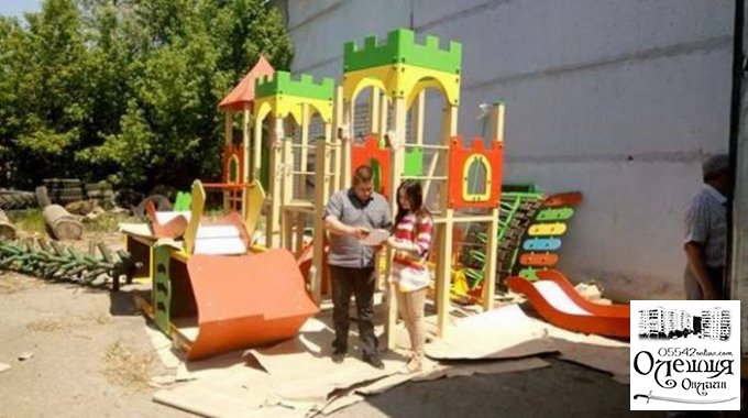 В Олешки доставлено партію дитячих іграшкових майданчиків