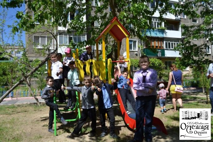 В Олешках відбулося відкриття дитячого ігрового майданчика