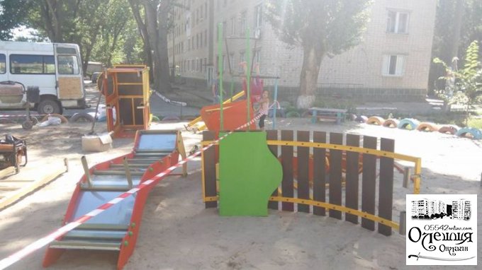 В Олешках дві нові ігрові зони для малечі