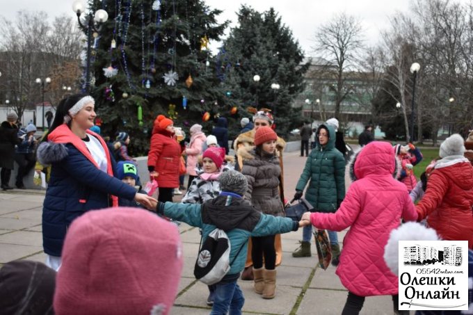 В Олешках відбулось відкриття новорічної ялинки