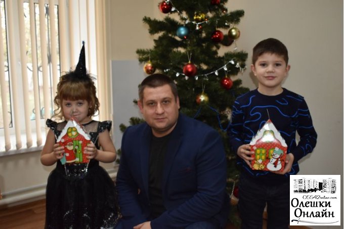 Міський голова привітав з наступаючим Новим Роком та Різдвом Христовим дітей в Олешках