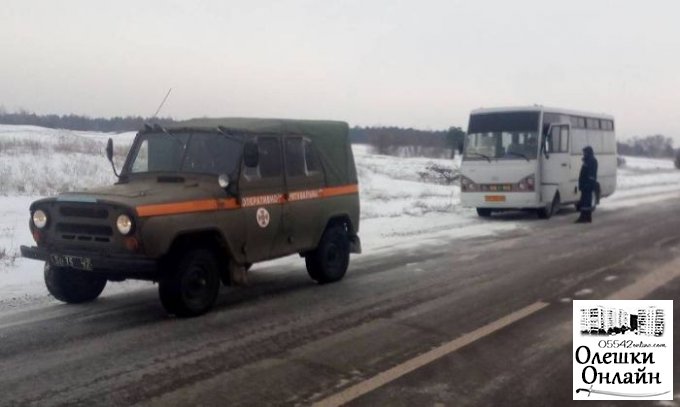 Под Олешками спасатели оказали помощь водителю сломавшегося рейсового автобуса
