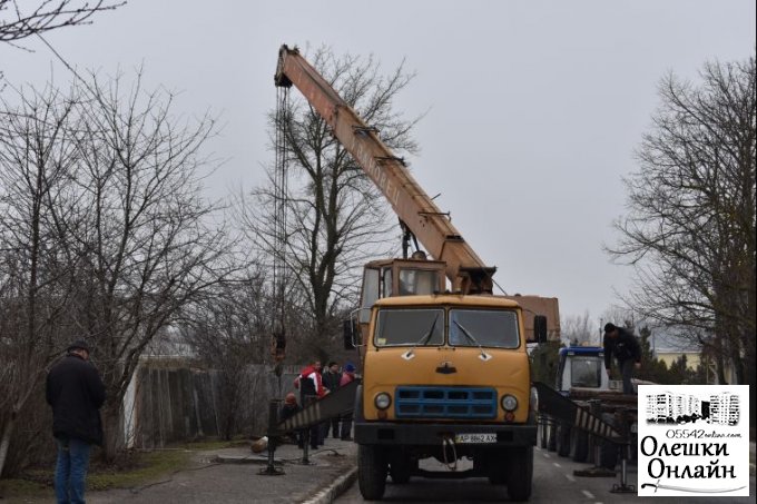 В Олешках здійснюються роботи по реконструкції мережі вуличного освітлення