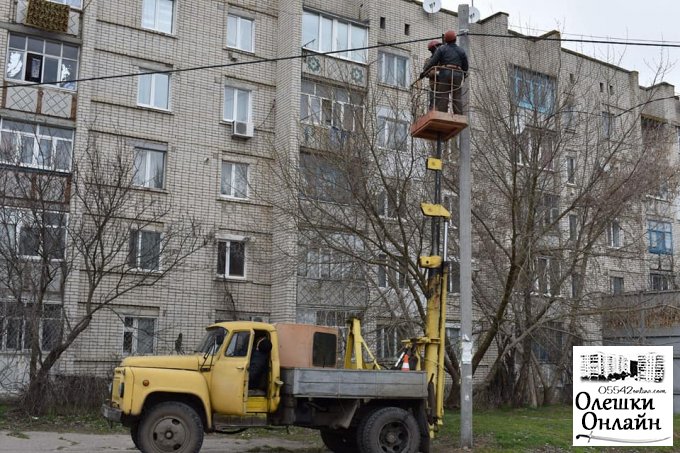 В Олешках продовжується активна робота з реконструкції мережі вуличного освітлення