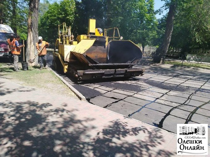 В Олешках проводять ремонт вулично-дорожньої мережі загального користування