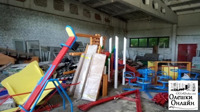 В Олешки прибула частина обладнання для ігрових майданчиків