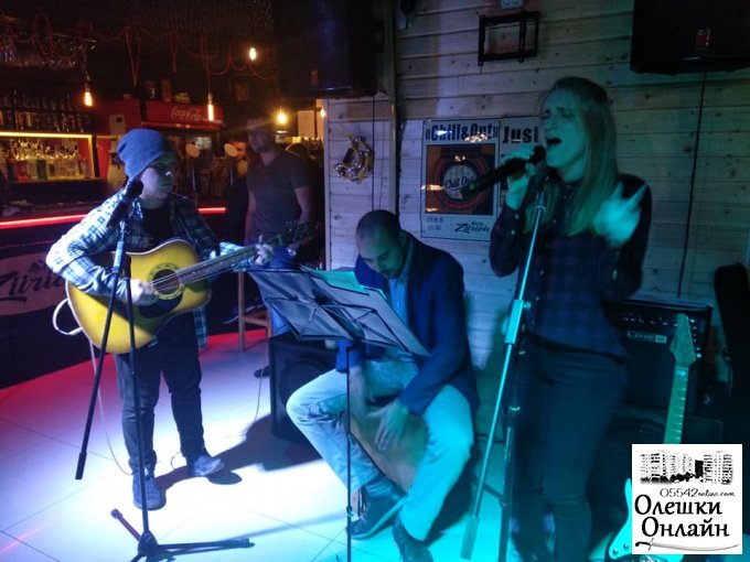 В Олешках местная группа "Chill Out" дала живой концерт
