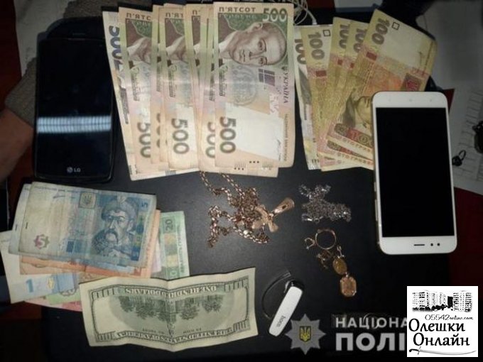 Олешковские оперативники задержали подозреваемого в краже 2700 долларов США из дома предпринимателя