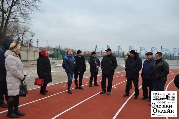 Депутати Олешківської районної ради відвідали міський стадіон 'Старт'