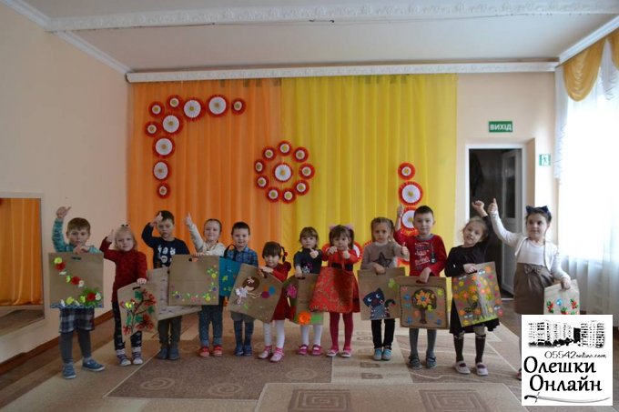 «Геть поліетиленові пакети та кульки!», - закликають наймолодші жителі Олешок
