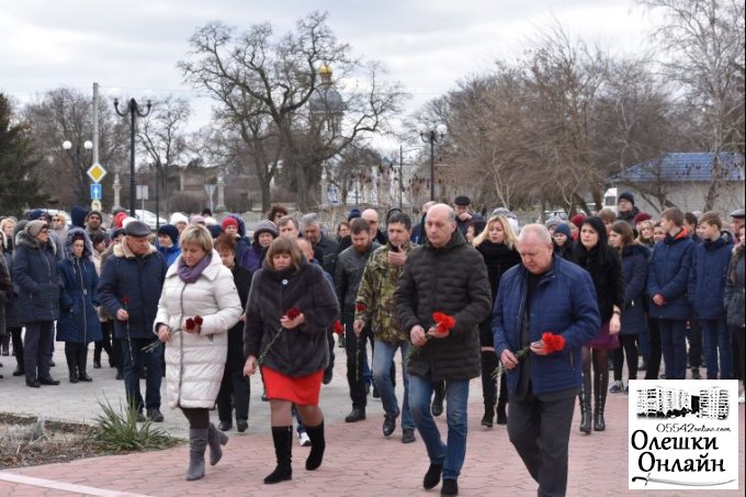 В Олешках відбувся мітинг-реквієм присвячений пам’яті Героїв Небесної Сотні
