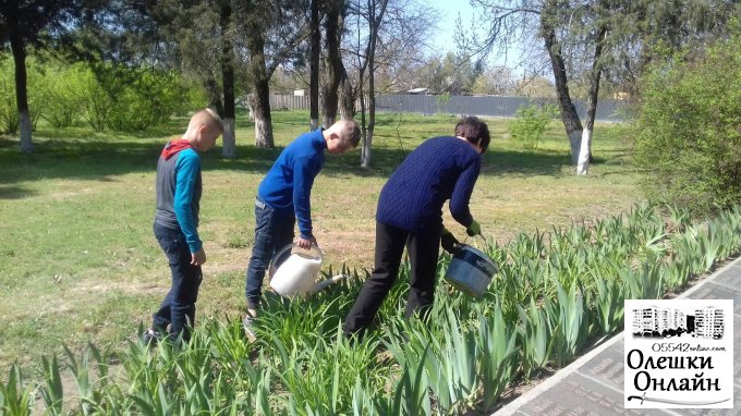 В Олешках тривають активні роботи з прибирання міста