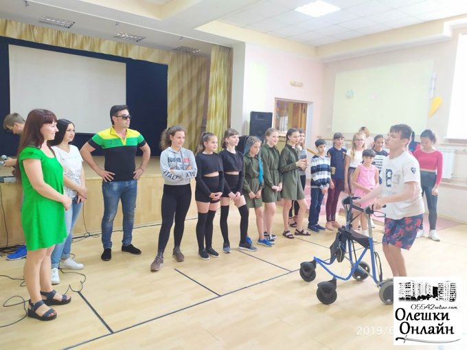 Спеціалісти виконавчого комітету Олешківської міської ради завітали з концертною програмою в Олешківський дитячий будинок інвалідів