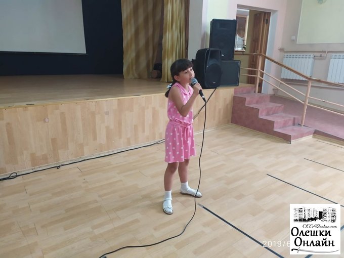 Спеціалісти виконавчого комітету Олешківської міської ради завітали з концертною програмою в Олешківський дитячий будинок інвалідів
