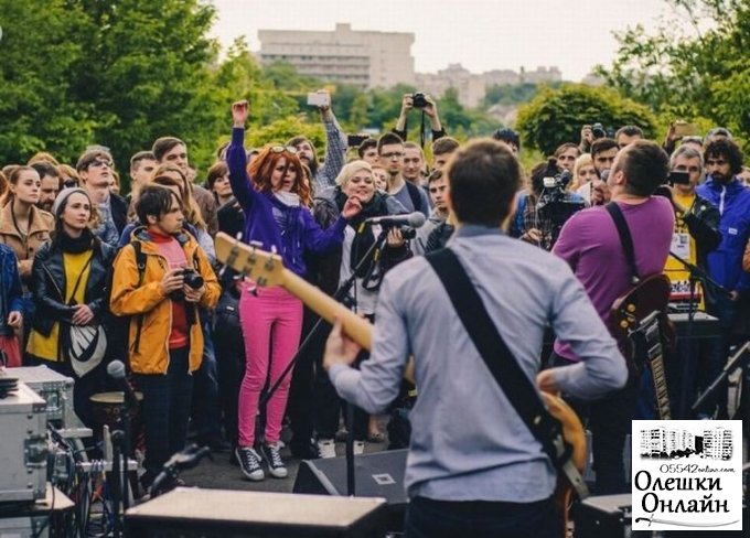 В Олешках в парку біля АТБ відбувся фестиваль вуличної музики