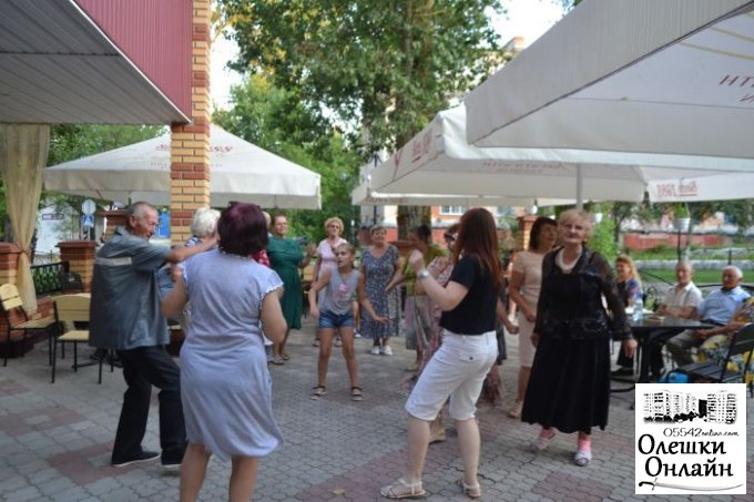 'У Наталі' в Олешках пройшов вуличний танцювальний вечір 'Романтика душі'