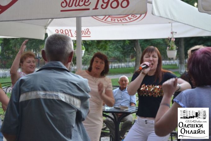 'У Наталі' в Олешках пройшов вуличний танцювальний вечір 'Романтика душі'