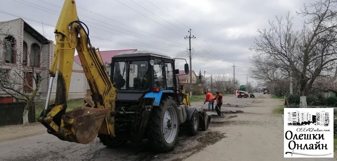 Плановий ремонт доріг в Олешах триває