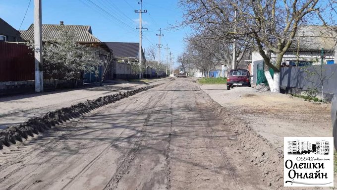 В Олешках продовжується грейдерування вулиць з ґрунтовим покриттям
