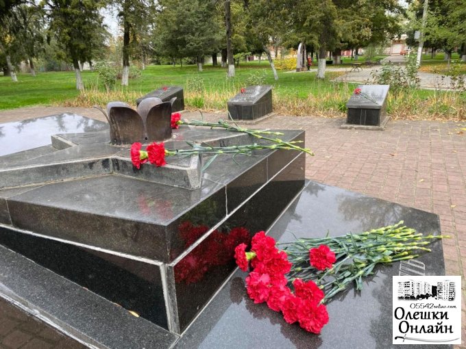 В Олешках відбулось покладання квітів до 76-ї річниці визволення України від німецько-фашистських загарбників 