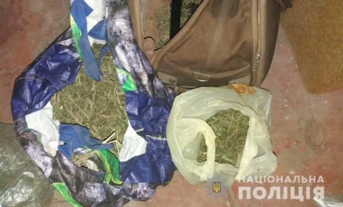 При обыске в Олешках нашли сумку конопли