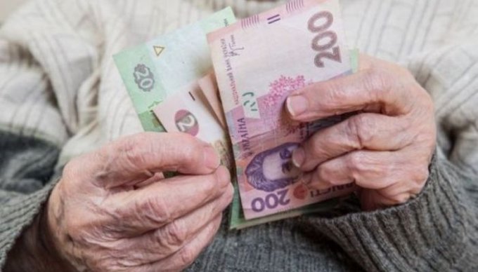 Как пенсионерка в Олешках отдала свои деньги