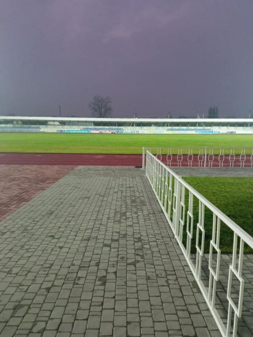 На стадионе в Олешках запустили систему освещения главного поля