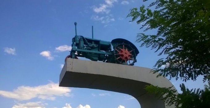 Почему переносят памятник трактору в Олешках