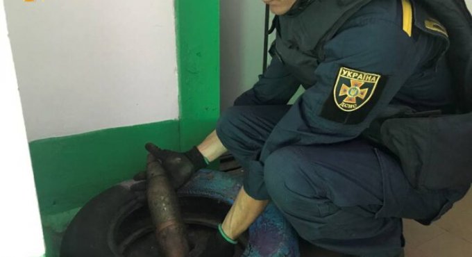 Піротехніки знищили снаряд, виявлений у під’їзді багатоповерхівки в Олешках