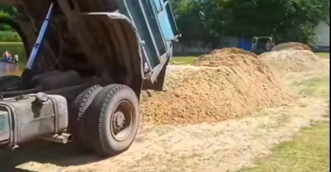 Олешковские коммунальщики хвастаются украденным песком из леса