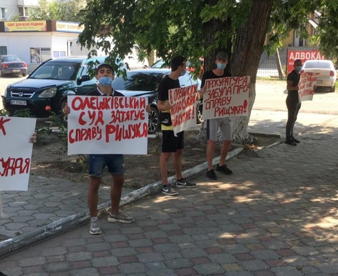 Активисты устроили акцию возле суда в Олешках (фото)