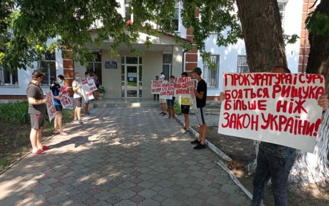 В Олешках пикетируют суд (фото)