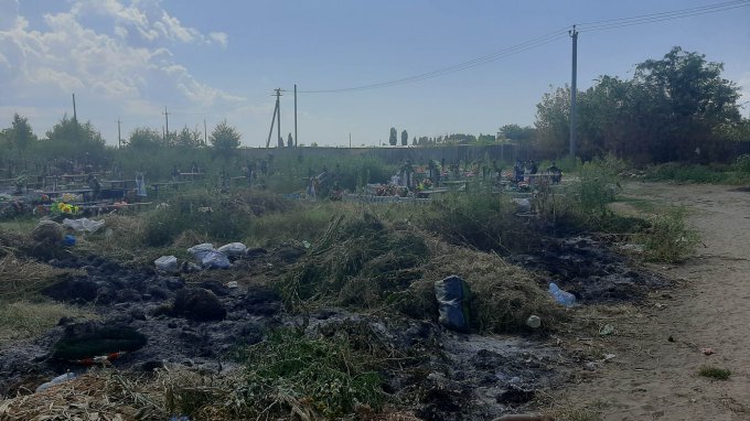 Кладбища в Олешках превращаются в незаконные полигоны ТБО (фото)