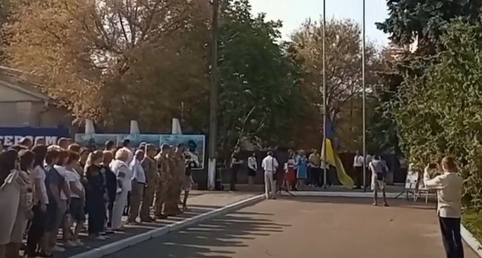 В Олешках Рищук довірив підняти державний прапор сам собі (відео)