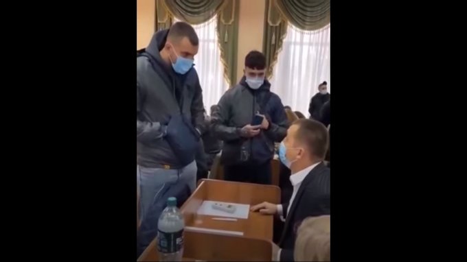 В Олешках на сессиях запугивают оппозиционных депутатов (видео)
