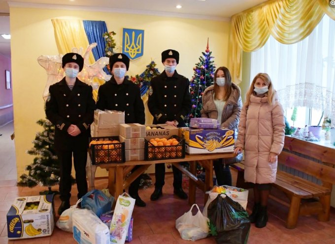 Курсанти ХДМА передали подарунки від Святого Миколая вихованцям Олешківського будинку-інтернату